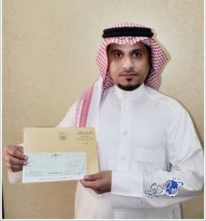 ولي العهد يكرم ساحب السيارة المشتعلة من محطة الوقود