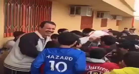 بالفيديو.. تلاميذ مدرسة ابتدائية يستقبلون مديرهم المتقاعد بحفاوة