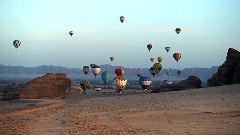 وزير الثقافة : مواطنون سيحملون قريباً رخصة "طيار منطاد محترف"