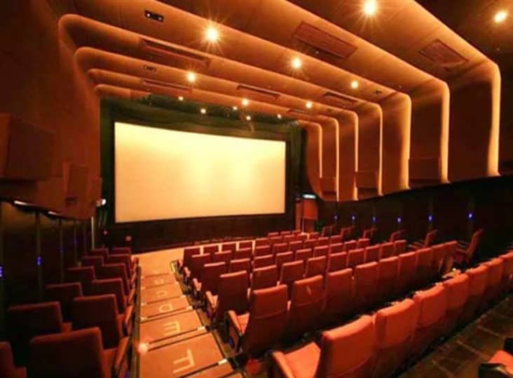 مهن وأنشطة عقارية وسينمائية يطبق عليها قرار التوطين بدءًا من اليوم