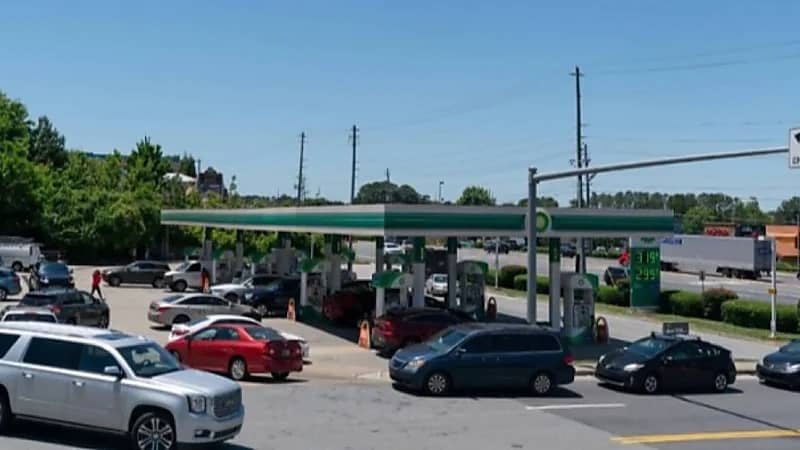 مصافي النفط تعجز عن مواكبة الطلب وأسعار الوقود ترتفع