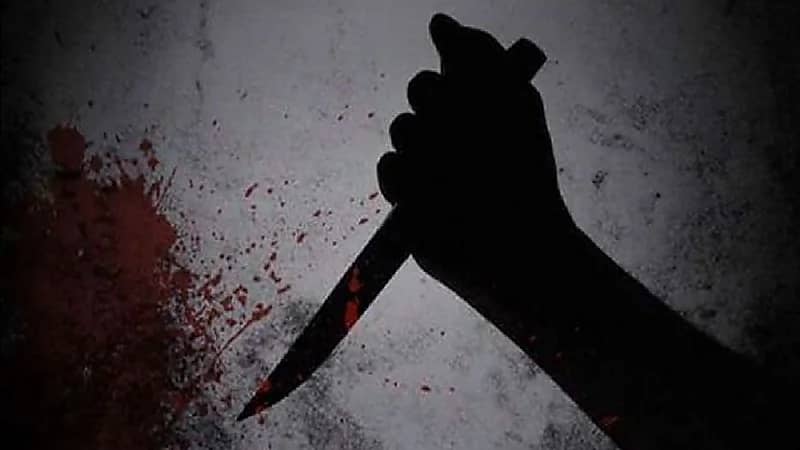 شخص يطعن صديقته بوحشية وسط أرضية الملعب قبل بدء المباراة