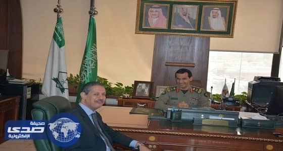 صورة نادرة الملك فهد بن عبد العزيز وهو يشاهد مجلة لايف الأمريكية منذ ٧٥ عاما