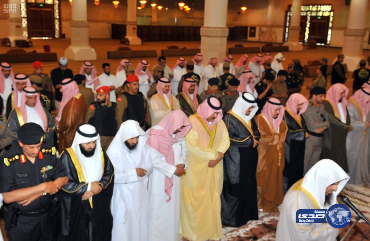 نائب أمير منطقة حائل يتقدم جموع المصلين على شهيد الواجب الجندي أول العتيبي