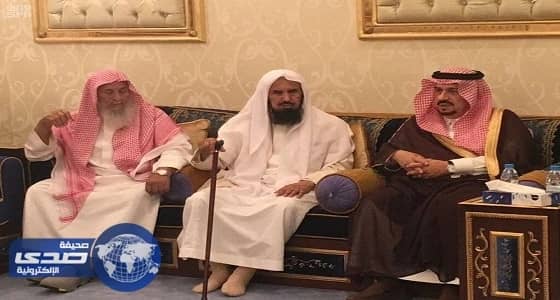 صور| أمير الرياض يعزي بطل محطة الوقود في وفاة والدته