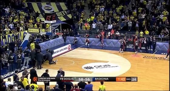 لاعب كرة سلة يتسبب فى إصابة مروعة للخصم