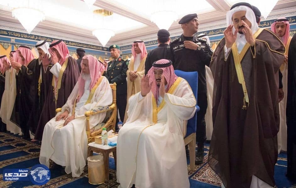 بالصور.. خادم الحرمين يؤدي صلاة الميت على الأمير عبد الرحمن في المسجد الحرام