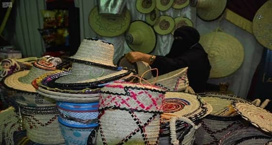 بالصور.. 40 أسرة منتجة يسوقن منتجاتهن بمهرجان محايل الشتوي