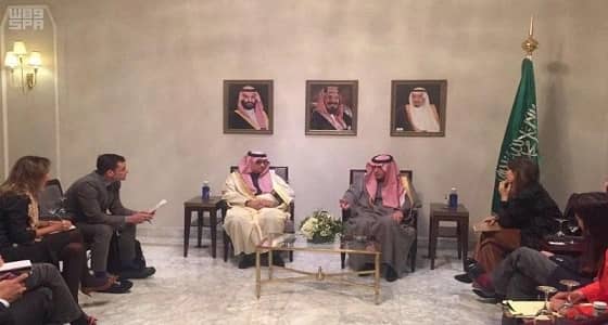 وزير الخارجية يشارك في جلسة نقاش ويلتقي عددًا من الكتاب الأسبان