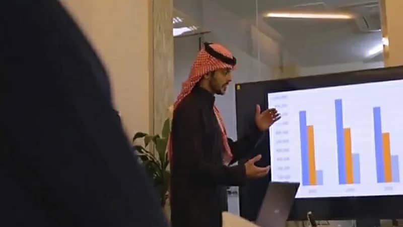 بالفيديو.. قصة ملهمة لمهندس سعودي عمل في كوريا الجنوبية مدة عامين