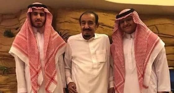 الملك سلمان يظهر كاشف الرأس وبدون الشماغ والعقال