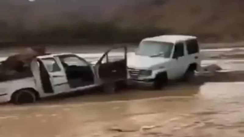 بالفيديو.. العثور على جثمان المواطن المفقود في سيول رخو بينبع