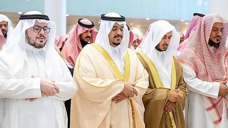 نائب أمير الرياض يؤدي صلاة الميت على الشيخ عبدالله القصير