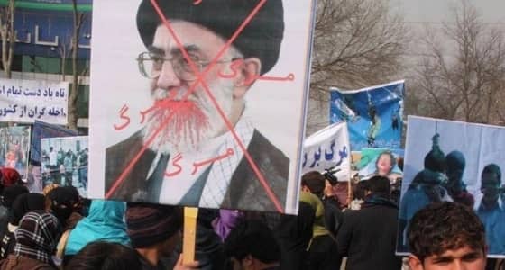 بالفيديو.. تظاهرات إيران تشتد والشعب يطالب بإسقاط النظام وصور الخميني تدهس بالنعال