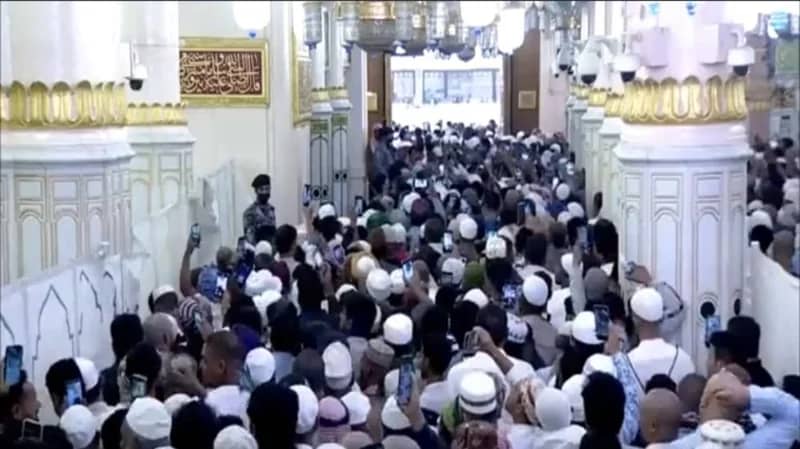 بالفيديو.. الزائرون يلتقطون الصور التذكارية في الروضة الشريفة