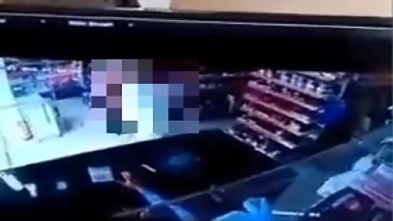 شاهد .. شخص يرفض لبس الكمامة ويعتدي على عامل بقالة