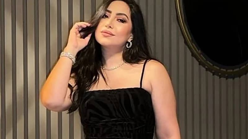 بوسي تكشف: زوجي كان يفرض علي ملابس عارية ليراني الرجال.. فيديو