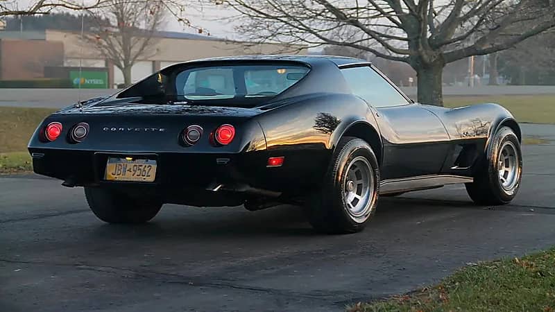 بالصور .. شاب يهوى شراء سيارات كلاسيكية عمرها قد يصل لـ 60 عاما