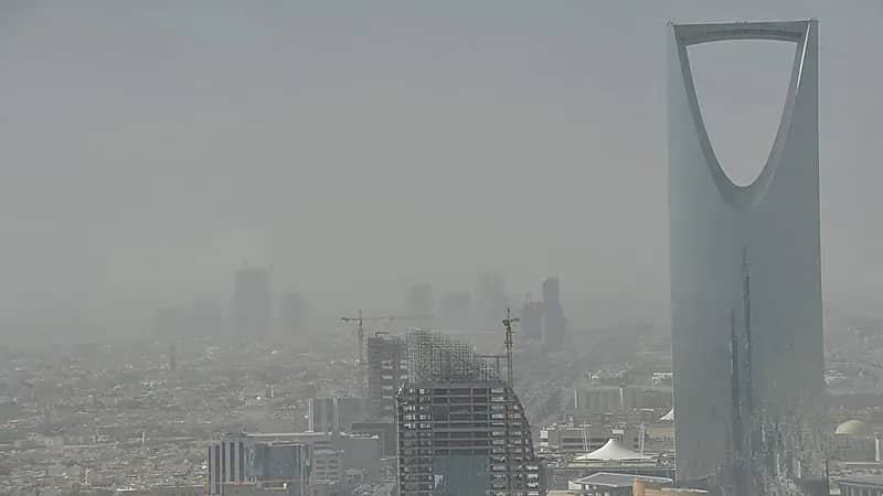 أمن الطرق يحذر من عواصف ترابية في الرياض