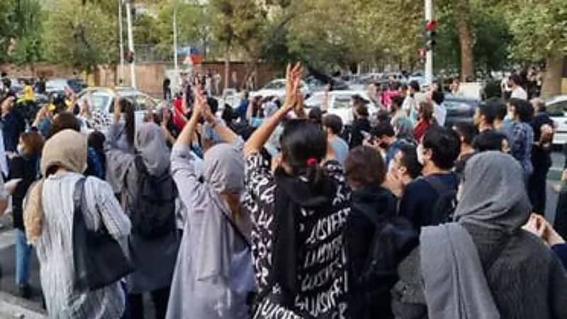 "الملالي" يهاجم منازل صحافيين ويصادر أجهزتهم