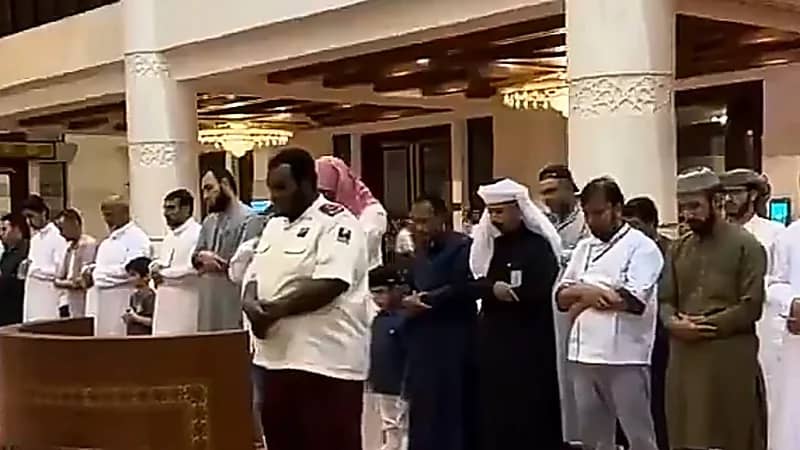 حارس أمن يؤمّ المصلين في مسجد الراجحي بصوتٍ يأسر القلوب .. فيديو