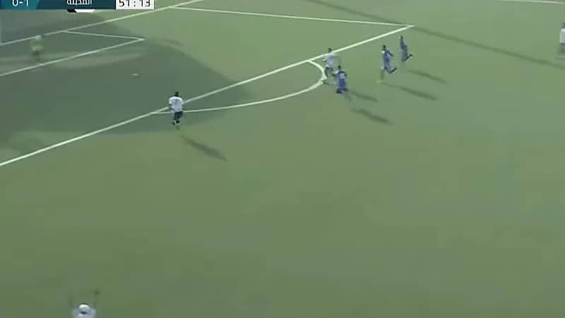 لحظة اقتحام لاعب بديل الملعب ليمنع الكرة من دخول المرمى .. فيديو