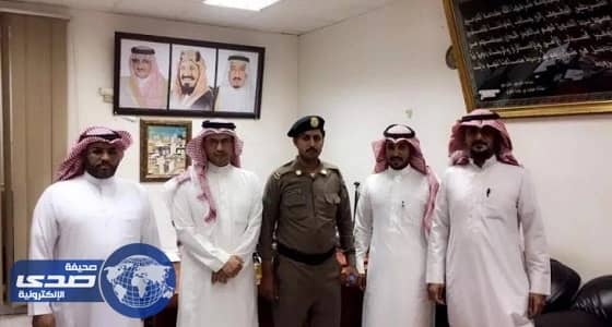 بالصور.. " العمل " تتمكن من ضبط عامل صيانة جوالات لا يحمل قرار توطين في الرياض