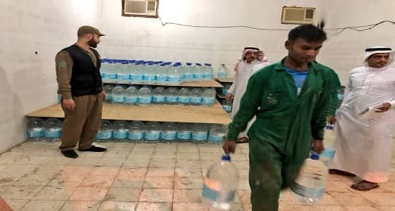 ضبط مستودعًا مخالفًا لتخزين مياة زمزم بالمدينة المنورة