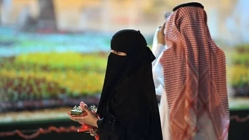 مستشار أسري يوضح دلالة مزح الزوج مع زوجته بإظهار أنه خطب أخرى