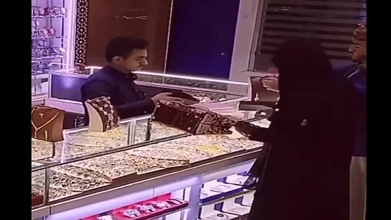 شاهد.. امرأة منتقبة تغفل بائع في محل مجوهرات وتسرق حزام ذهب