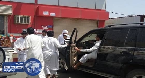 نجاة أحد المارة من " متهوِّر " ارتطمت سيارته بمتجر في محايل عسير