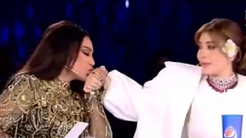 شاهد.. أحلام تقبل يد أصالة بشكل عفوي في "سعودي أيدول"