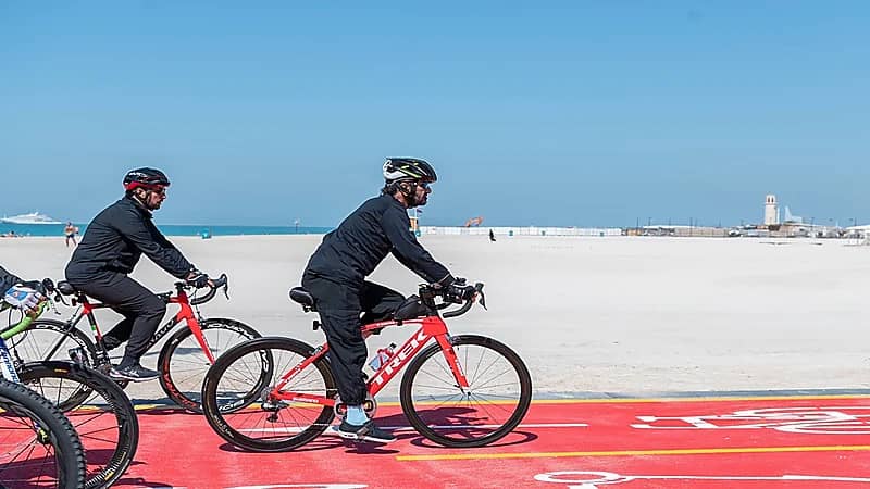 صور.. حاكم دبي في جولة بدراجة هوائية