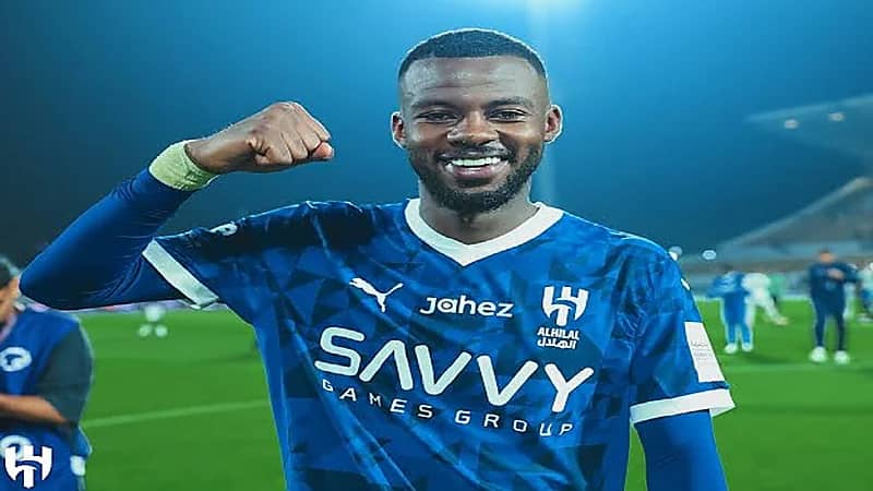 تمبكتي يؤدي العمرة قبل انطلاق معسكر الهلال الخارجي.. صور