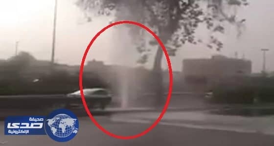بالفيديو.. ماسورة مياه مكسورة تصنع نافورة بالرياض