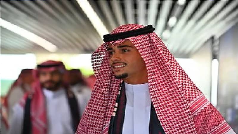 لاعبو الخلود يصلون إلى ملعب الحزم بالزي الوطني .. صور