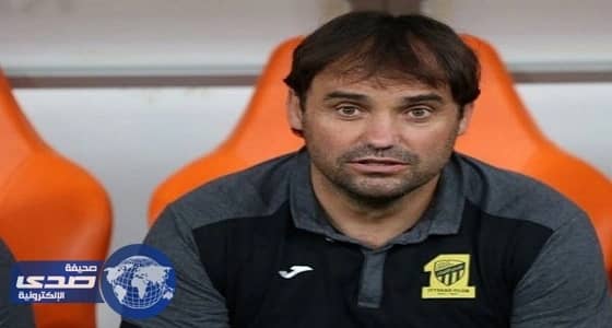 مدرب الاتحاد يحذر لاعبيه من الإفراط في التفكير بالديربي