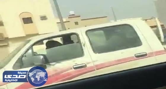 بالفيديو.. سيدة تقود سيارة في المدينة