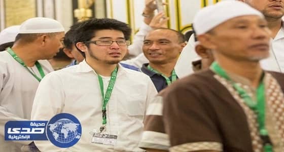 بالفيديو.. ياباني باكيا أمام الروضة الشريفة: جدي وجدتي ماتا ولم يذوقا حلاوة الإسلام