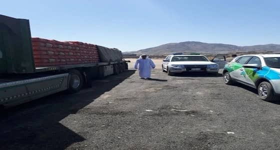 بالصور.. " الشوقية الفرعية " تزيل شاحنات وسط معارضة أصحابها