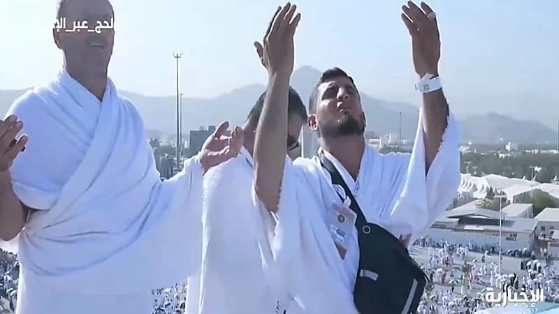 حجاج بيت الله الحرام يرفعون أيديهم تضرعا لله في جبل الرحمة⁩.. فيديو