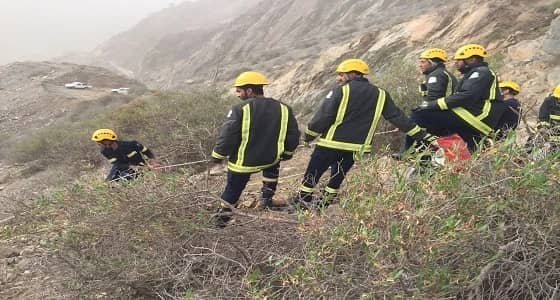 بالصور.. الدفاع المدني ينقذ عامل إثر سقوطه في هاوية بعقبة قلوه