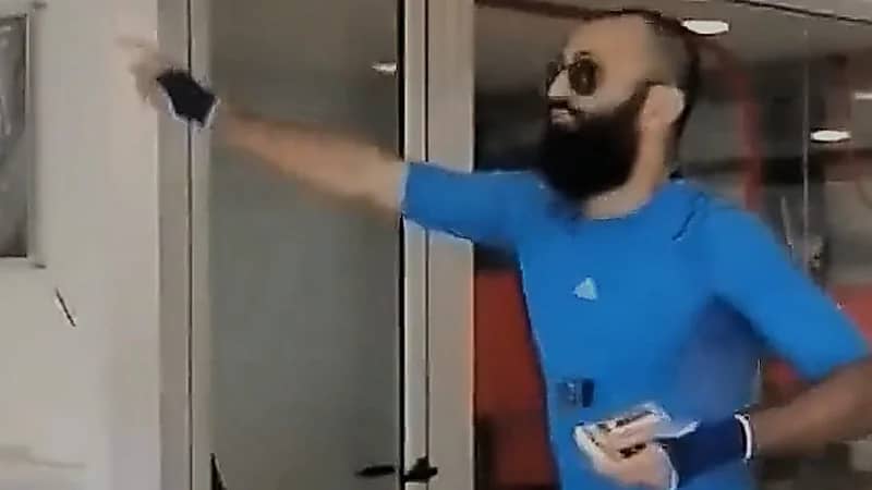 اقتحام بنك الموارد في بلدة أنطياس اللبنانية من قبل شاب .. فيديو