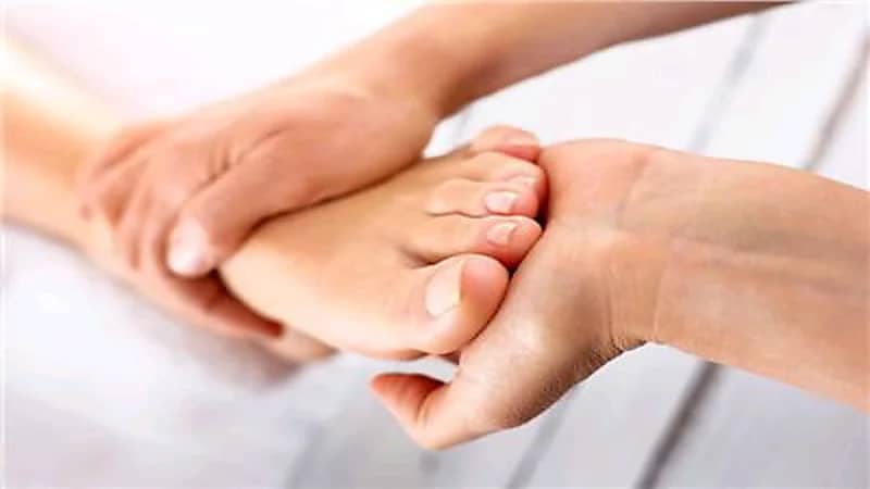 أبرزها تحسين النظر.. استشاري تكشف عن فوائد مذهلة لتدليك القدم