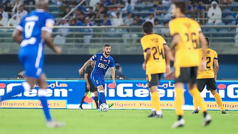 أول تعليق لعبدالإله المالكي عن مشاركته الأولى بقميص الهلال