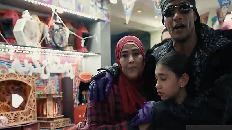 محمد رمضان يساعد سيدة في العثور على ابنتها المفقودة .. فيديو