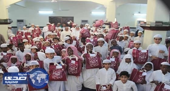 بالصور.. حلقات خيركم توزع كسوة العيد على الطلاب