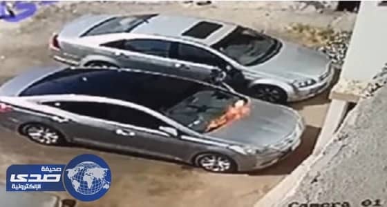 بالفيديو .. «مجهول مقنع» يشعل النار في سيارة «آسيوي» ويفر هارباً