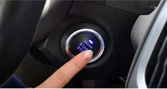 اكتشف ما يحدث عند الضغط على زر تشغيل السيارة أثناء السير