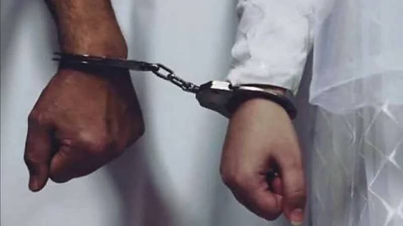 تفاصيل احتجاز شاب داخل شقة بعد ضبطه في وضع مخل مع فتاة